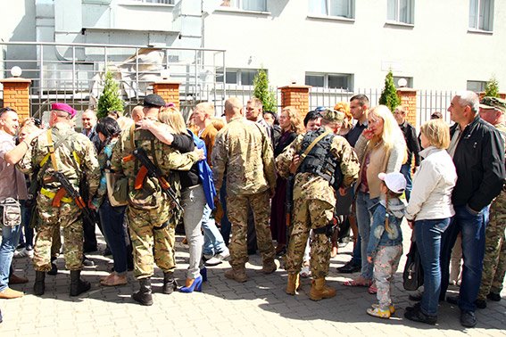 Міліцейські спецпризначенці з Хмельниччини вирушили у зону бойових дій (фото) - фото 5 Міліцейські спецпризначенці з Хмельниччини вирушили у зону бойових дій (фото) - фото 5