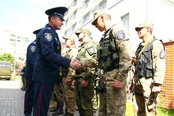 Міліцейські спецпризначенці з Хмельниччини вирушили у зону бойових дій (фото) - фото 4 Міліцейські спецпризначенці з Хмельниччини вирушили у зону бойових дій (фото) - фото 4