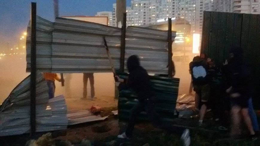 В Киеве активисты сломали забор вокруг скандальной застройки на Осокорках (Дополнено, ФОТО) (фото) - фото 1 В Киеве активисты сломали забор вокруг скандальной застройки на Осокорках (Дополнено, ФОТО) (фото) - фото 1