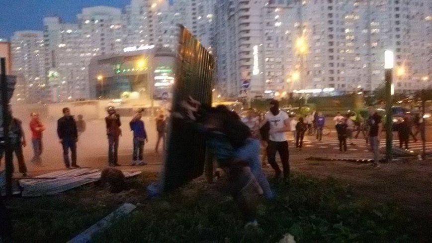 В Киеве активисты сломали забор вокруг скандальной застройки на Осокорках (Дополнено, ФОТО) (фото) - фото 1 В Киеве активисты сломали забор вокруг скандальной застройки на Осокорках (Дополнено, ФОТО) (фото) - фото 1