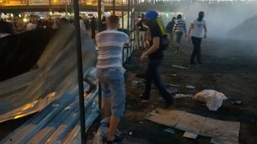 В Киеве активисты сломали забор вокруг скандальной застройки на Осокорках (Дополнено, ФОТО) (фото) - фото 1 В Киеве активисты сломали забор вокруг скандальной застройки на Осокорках (Дополнено, ФОТО) (фото) - фото 1
