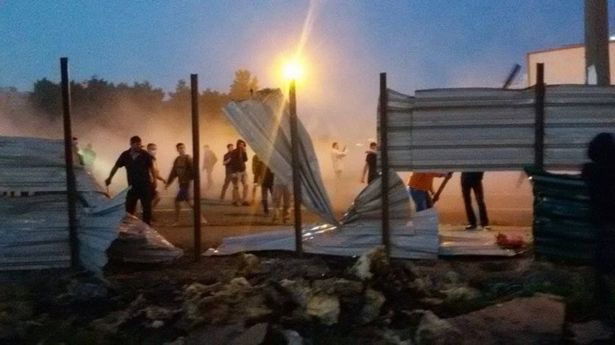 В Киеве активисты сломали забор вокруг скандальной застройки на Осокорках (Дополнено, ФОТО) (фото) - фото 1 В Киеве активисты сломали забор вокруг скандальной застройки на Осокорках (Дополнено, ФОТО) (фото) - фото 1
