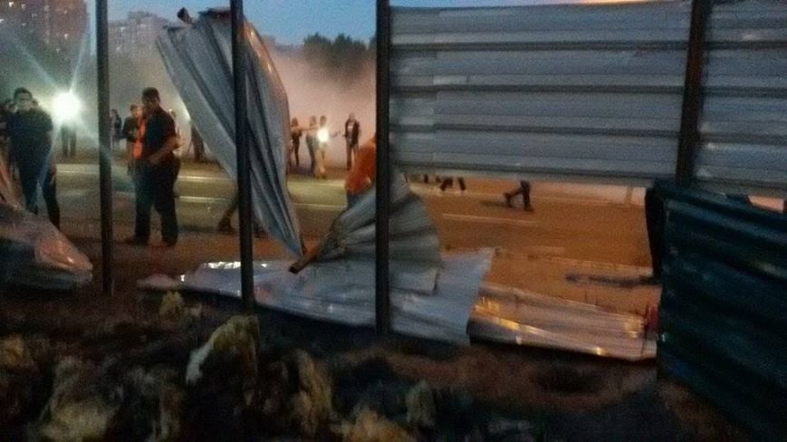 В Киеве активисты сломали забор вокруг скандальной застройки на Осокорках (Дополнено, ФОТО) (фото) - фото 1 В Киеве активисты сломали забор вокруг скандальной застройки на Осокорках (Дополнено, ФОТО) (фото) - фото 1