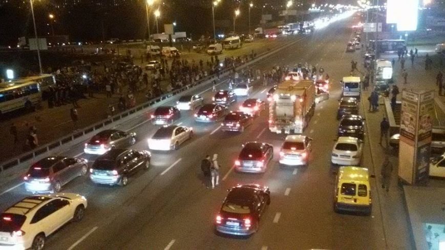 В Киеве противники скандальной застройки на Осокорках перекрыли проспект Бажана (Дополнено ФОТО) (фото) - фото 1 В Киеве противники скандальной застройки на Осокорках перекрыли проспект Бажана (Дополнено ФОТО) (фото) - фото 1