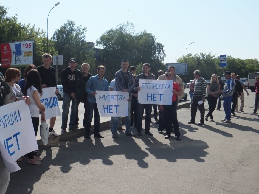 В Кировограде под зданием апелляционного суда митингуют рабочие КНК (фото) - фото 1 В Кировограде под зданием апелляционного суда митингуют рабочие КНК (фото) - фото 1