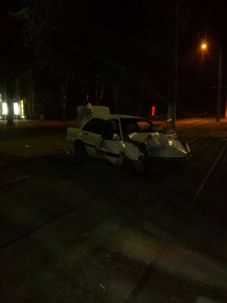 В Одессе под отделом милиции машина врезалась в дерево (ФОТО) (фото) - фото 1 В Одессе под отделом милиции машина врезалась в дерево (ФОТО) (фото) - фото 1