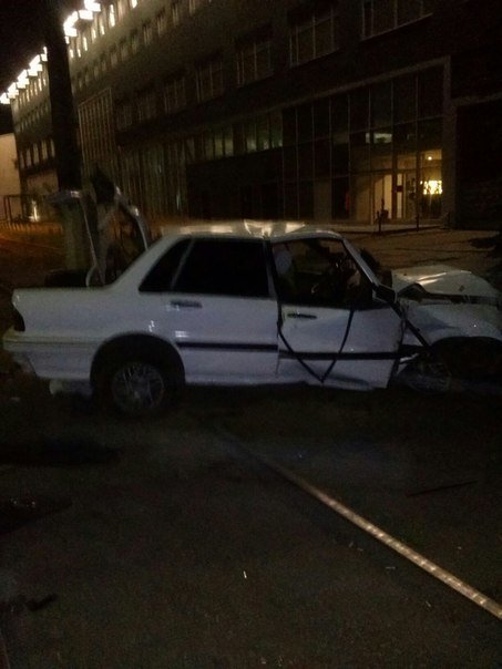 В Одессе под отделом милиции машина врезалась в дерево (ФОТО) (фото) - фото 1 В Одессе под отделом милиции машина врезалась в дерево (ФОТО) (фото) - фото 1