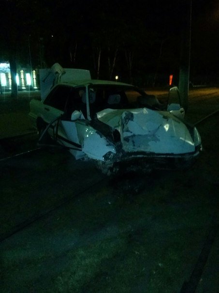В Одессе под отделом милиции машина врезалась в дерево (ФОТО) (фото) - фото 1 В Одессе под отделом милиции машина врезалась в дерево (ФОТО) (фото) - фото 1