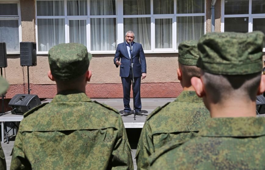 В Симферополе прошла первая отправка крымских призывников в армию Р... В Симферополе прошла первая отправка крымских призывников в армию России (ФОТО) (фото) - фото 4