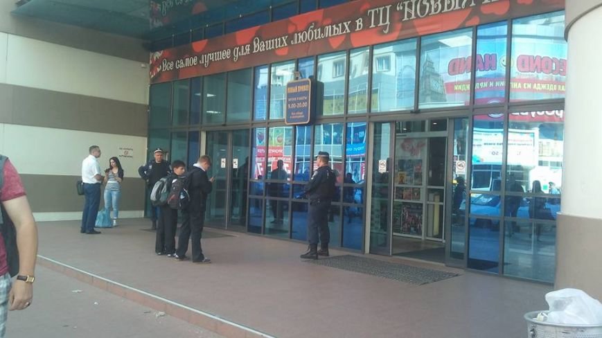 Захват аптеки в Одессе: Мужчина с оружием в руках требовал лекарства для больной матери (фото) - фото 1 Захват аптеки в Одессе: Мужчина с оружием в руках требовал лекарства для больной матери (фото) - фото 1