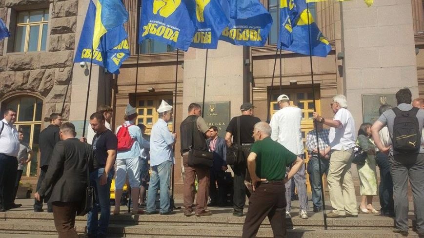 В Киеве возле КГГА митингуют сторонники застройки на Осокорках (ФОТО) (фото) - фото 3 В Киеве возле КГГА митингуют сторонники застройки на Осокорках (ФОТО) (фото) - фото 3
