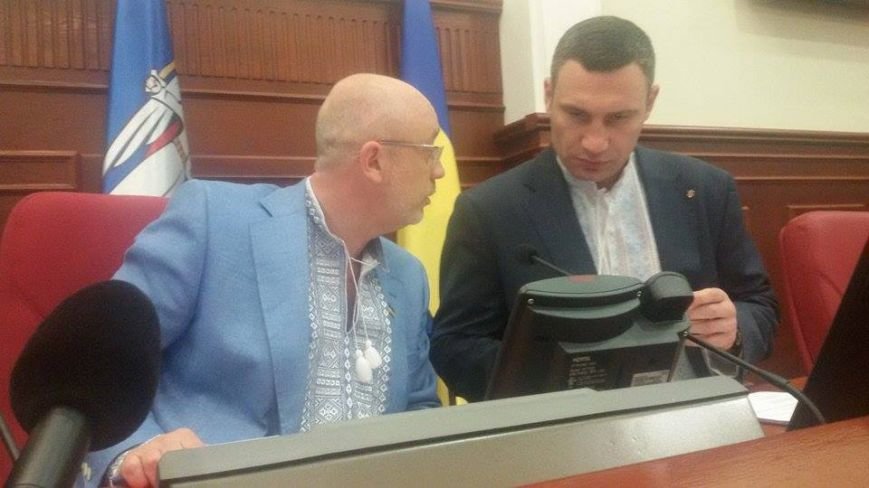 Депутаты Киевсовета похвастались своими вышиванками (ФОТО) (фото) - фото 1 Депутаты Киевсовета похвастались своими вышиванками (ФОТО) (фото) - фото 1