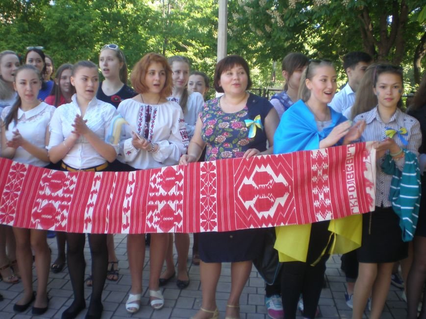 В Мариуполе школьники в вышиванках встречали проезжающие автомобили (фото) - фото 1 В Мариуполе школьники в вышиванках встречали проезжающие автомобили (фото) - фото 1