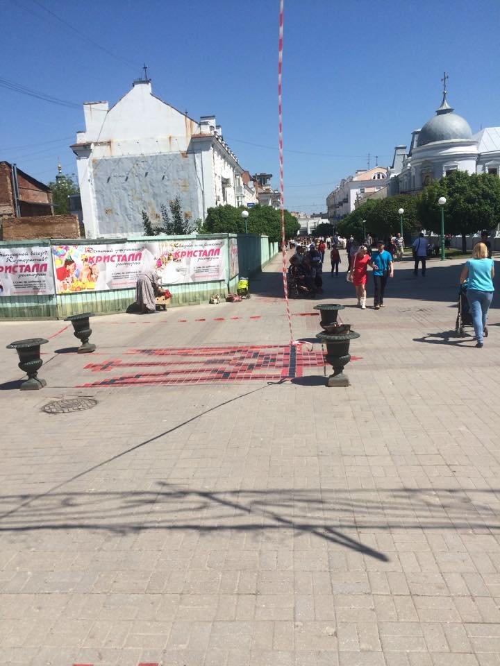 В Сумах зреет скандал с национальным колоритом: патриоты нарисовали герб под ногами у прохожих (ФОТО) (фото) - фото 1 В Сумах зреет скандал с национальным колоритом: патриоты нарисовали герб под ногами у прохожих (ФОТО) (фото) - фото 1