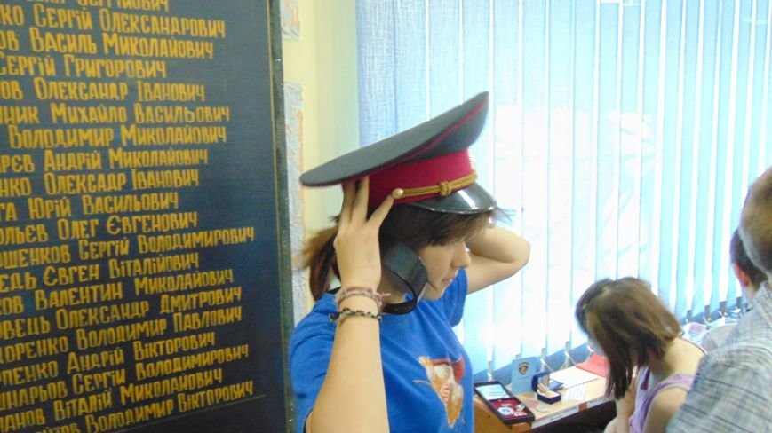 Мариупольские дети прошли полосу психологической нагрузки с пауком... Мариупольские дети прошли полосу психологической нагрузки с пауком и гробом, опробовали гранатометы и спели с милиционерами (ФОТО) (фото) - фото 3