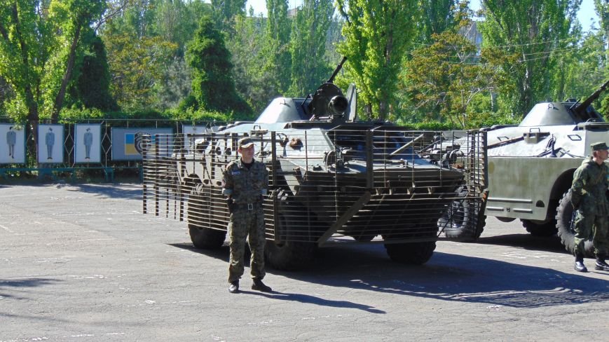 Мариупольские дети прошли полосу психологической нагрузки с пауком и гробом, опробовали гранатометы и спели с милиционерами (ФОТО) (фото) - фото 8 Мариупольские дети прошли полосу психологической нагрузки с пауком и гробом, опробовали гранатометы и спели с милиционерами (ФОТО) (фото) - фото 8
