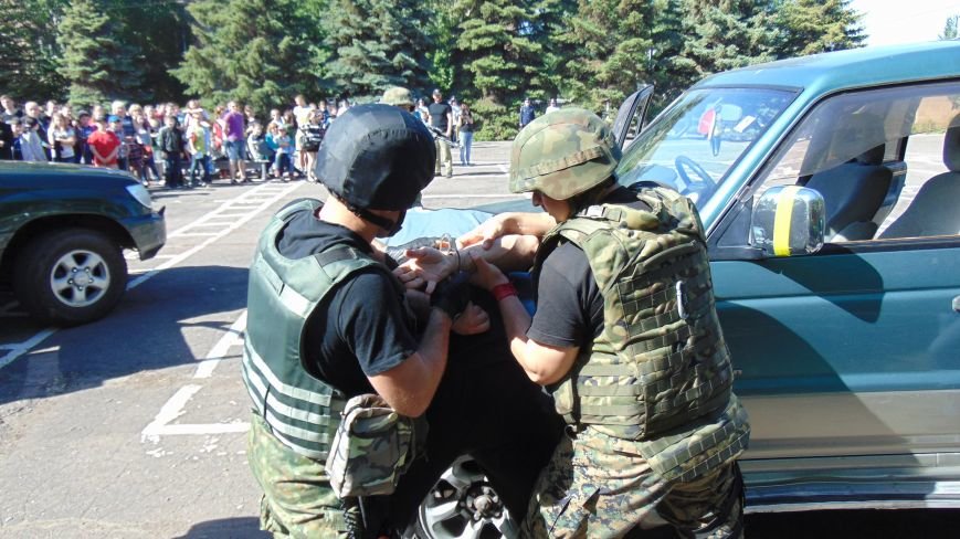 Мариупольские дети прошли полосу психологической нагрузки с пауком... Мариупольские дети прошли полосу психологической нагрузки с пауком и гробом, опробовали гранатометы и спели с милиционерами (ФОТО) (фото) - фото 7