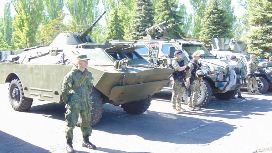 Мариупольские дети прошли полосу психологической нагрузки с пауком и гробом, опробовали гранатометы и спели с милиционерами (ФОТО) (фото) - фото 8 Мариупольские дети прошли полосу психологической нагрузки с пауком и гробом, опробовали гранатометы и спели с милиционерами (ФОТО) (фото) - фото 8