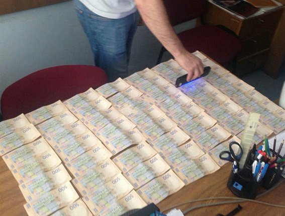 На Днепропетровщине продолжают разоблачать взяточников-чиновников (фото) - фото 1 На Днепропетровщине продолжают разоблачать взяточников-чиновников (фото) - фото 1