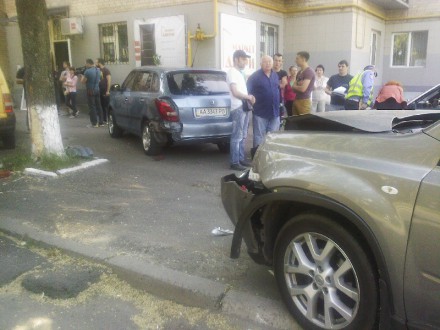 В Киеве на пешеходном переходе Nissan Extrem сбил коляску с 7-месячным малышом (ФОТО) (фото) - фото 1 В Киеве на пешеходном переходе Nissan Extrem сбил коляску с 7-месячным малышом (ФОТО) (фото) - фото 1