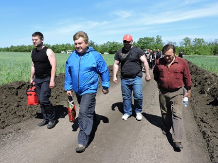 В Мариуполе сотрудники горсовета рыли траншеи и укрепляли оборону (ФОТО) (фото) - фото 1 В Мариуполе сотрудники горсовета рыли траншеи и укрепляли оборону (ФОТО) (фото) - фото 1