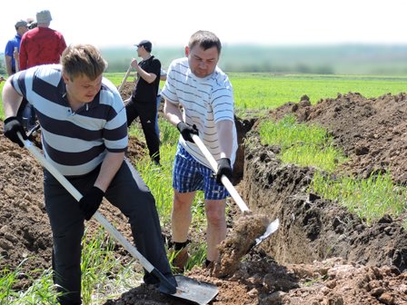 В Мариуполе сотрудники горсовета рыли траншеи и укрепляли оборону (ФОТО) (фото) - фото 1 В Мариуполе сотрудники горсовета рыли траншеи и укрепляли оборону (ФОТО) (фото) - фото 1