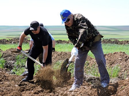 В Мариуполе сотрудники горсовета рыли траншеи и укрепляли оборону (ФОТО) (фото) - фото 1 В Мариуполе сотрудники горсовета рыли траншеи и укрепляли оборону (ФОТО) (фото) - фото 1