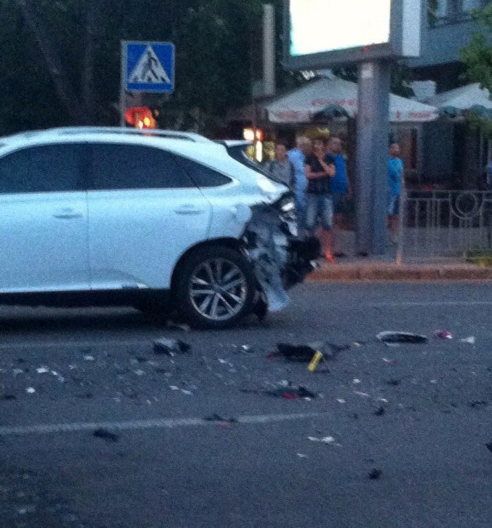 Автокатострофа на Дворце спорта: мотоциклист столкнулся с “Лексусом” и погиб (ФОТО) (фото) - фото 1 Автокатострофа на Дворце спорта: мотоциклист столкнулся с “Лексусом” и погиб (ФОТО) (фото) - фото 1