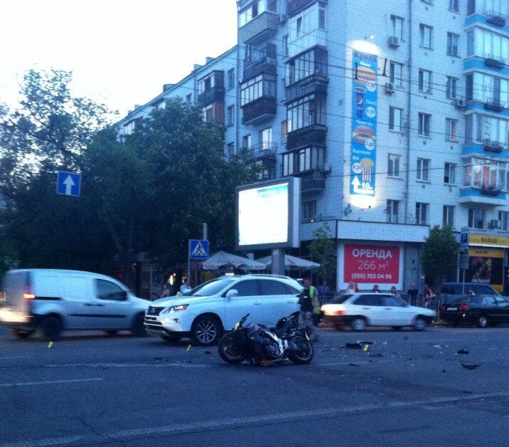 Автокатострофа на Дворце спорта: мотоциклист столкнулся с “Лексусом” и погиб (ФОТО) (фото) - фото 1 Автокатострофа на Дворце спорта: мотоциклист столкнулся с “Лексусом” и погиб (ФОТО) (фото) - фото 1