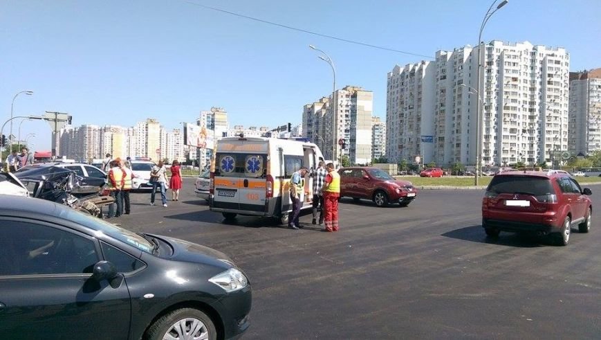Мастштабное ДТП а Позняках: на перекрестке “ГАЗель” догнала “Дэу” (ФОТО) (фото) - фото 1 Мастштабное ДТП а Позняках: на перекрестке “ГАЗель” догнала “Дэу” (ФОТО) (фото) - фото 1