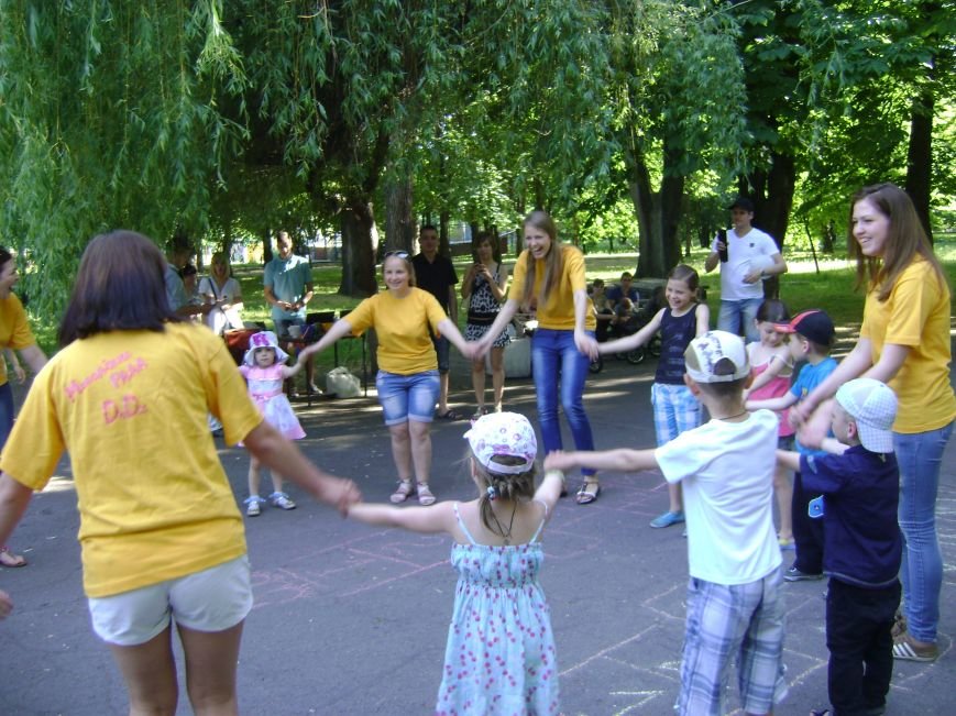 В центральном парке Днепродзержинска для детей устроили конкурсы и развлечения (фото) - фото 3 В центральном парке Днепродзержинска для детей устроили конкурсы и развлечения (фото) - фото 3