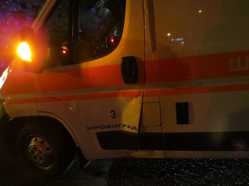 В Кировограде автомобиль скорой помощи сбил мотоциклиста, человек получил травмы (фото) - фото 1 В Кировограде автомобиль скорой помощи сбил мотоциклиста, человек получил травмы (фото) - фото 1
