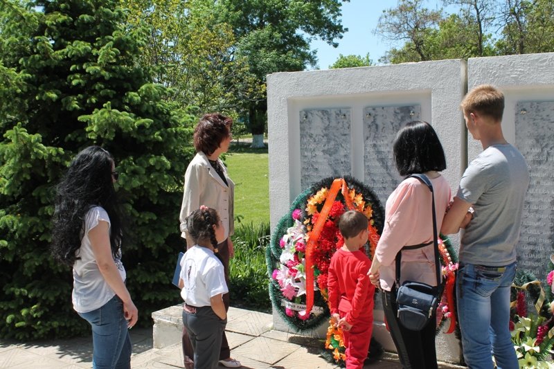 Лабинская молодежь посетила мемориал в честь погибших на Михизеевой поляне 73 года назад