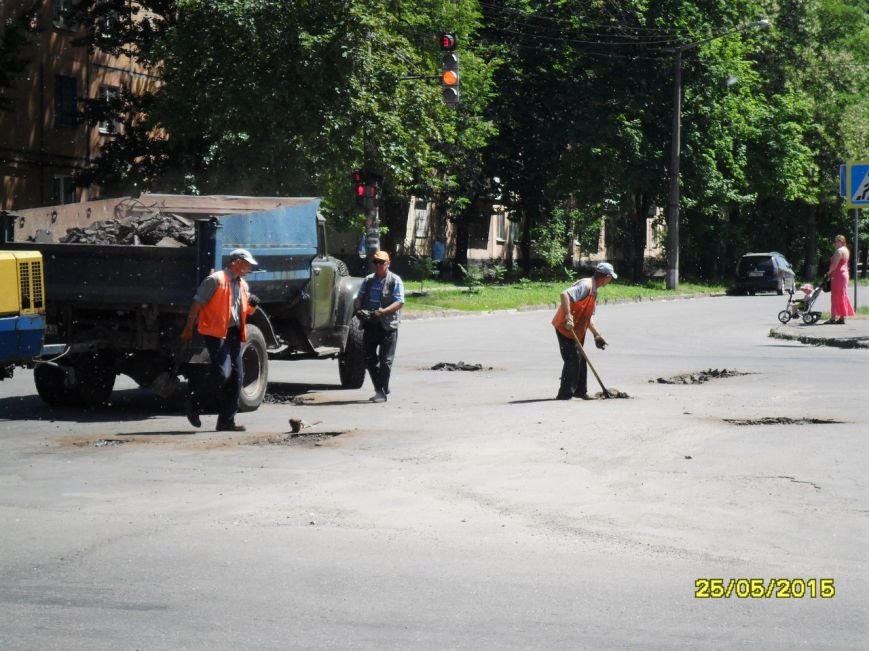 В Кривом Роге таки начали закапывать ямки на дорогах (ФОТО) (фото) - фото 1 В Кривом Роге таки начали закапывать ямки на дорогах (ФОТО) (фото) - фото 1