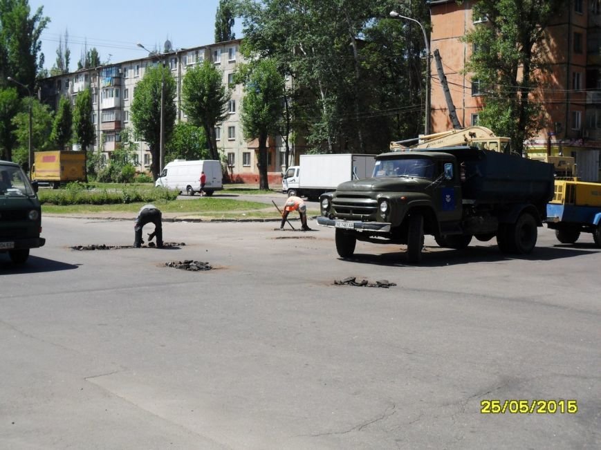 В Кривом Роге таки начали закапывать ямки на дорогах (ФОТО) (фото) - фото 1 В Кривом Роге таки начали закапывать ямки на дорогах (ФОТО) (фото) - фото 1
