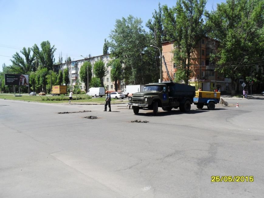 В Кривом Роге таки начали закапывать ямки на дорогах (ФОТО) (фото) - фото 1 В Кривом Роге таки начали закапывать ямки на дорогах (ФОТО) (фото) - фото 1