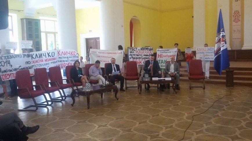 Кличко на фоне активистов Кличко на фоне активистов