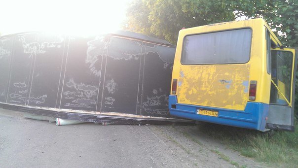 Масштабное ДТП под Одессой с участием маршрутки. Погиб один человек, 9 пострадали (ФОТО, ВИДЕО) (фото) - фото 1 Масштабное ДТП под Одессой с участием маршрутки. Погиб один человек, 9 пострадали (ФОТО, ВИДЕО) (фото) - фото 1