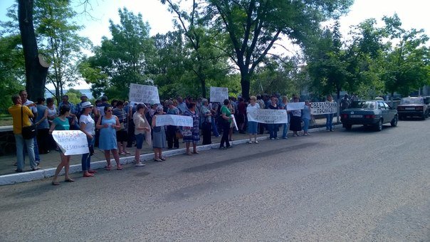 В Одесской области два села взбунтовались против самой дорогой воды в Украине (ФОТО) (фото) - фото 1 В Одесской области два села взбунтовались против самой дорогой воды в Украине (ФОТО) (фото) - фото 1