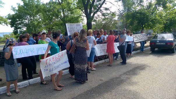 В Одесской области два села взбунтовались против самой дорогой воды в Украине (ФОТО) (фото) - фото 1 В Одесской области два села взбунтовались против самой дорогой воды в Украине (ФОТО) (фото) - фото 1