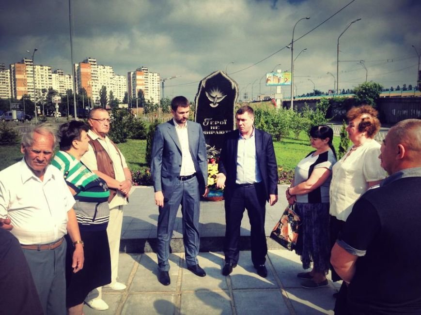На Теремках открыли сквер Героев Небесной Сотни (ФОТО) (фото) - фото 1 На Теремках открыли сквер Героев Небесной Сотни (ФОТО) (фото) - фото 1