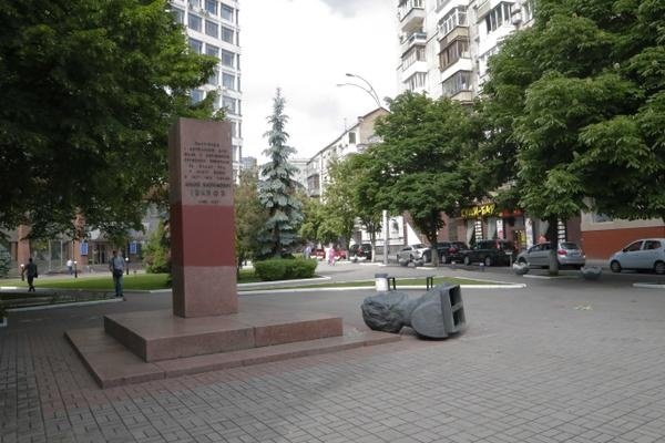 В Киеве неизвестные снесли три коммунистических памятника (ФОТО) (фото) - фото 2 В Киеве неизвестные снесли три коммунистических памятника (ФОТО) (фото) - фото 2