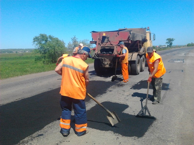 Под Мариуполем дорожники никак не могут преступить к ремонту трассы в Новоазовск (фото) - фото 1 Под Мариуполем дорожники никак не могут преступить к ремонту трассы в Новоазовск (фото) - фото 1