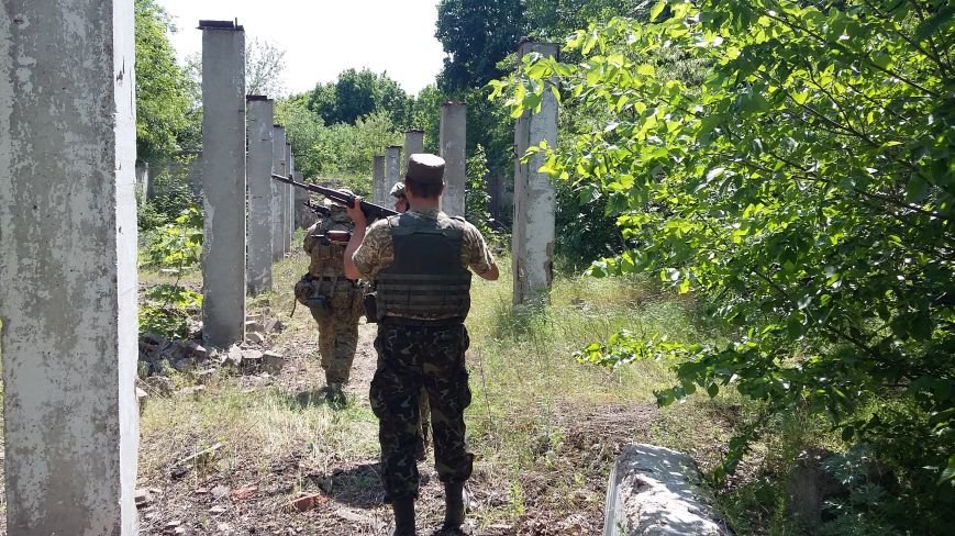 Под Мариуполем военные и СБУ уничтожили склад оружия террористов (ФОТО) (фото) - фото 1 Под Мариуполем военные и СБУ уничтожили склад оружия террористов (ФОТО) (фото) - фото 1