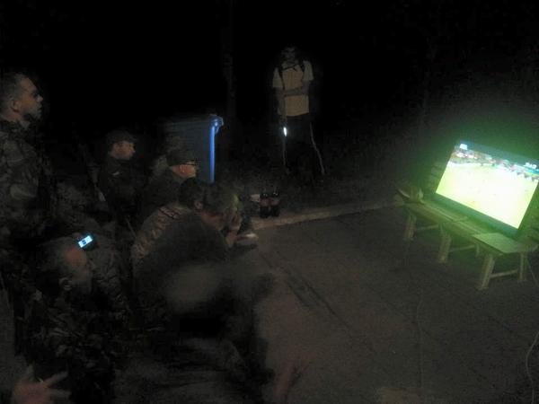 В Широкино украинские военнослужащие болели за «Днепр» (ФОТО) (фото) - фото 1 В Широкино украинские военнослужащие болели за «Днепр» (ФОТО) (фото) - фото 1
