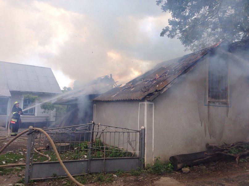 Рятувальники ліквідували пожежу у господарчій будівлі (фото) - фото 1 Рятувальники ліквідували пожежу у господарчій будівлі (фото) - фото 1