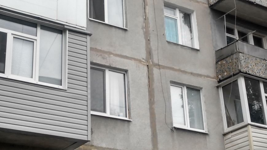 В Сумах от ремонта дороги на СКД рушиться многоквартирный дом (ФОТО) (фото) - фото 1 В Сумах от ремонта дороги на СКД рушиться многоквартирный дом (ФОТО) (фото) - фото 1
