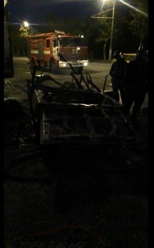 В Одессе от взрыва машины крыша багажника повисла на троллейбусных проводах (ФОТО) (фото) - фото 1 В Одессе от взрыва машины крыша багажника повисла на троллейбусных проводах (ФОТО) (фото) - фото 1