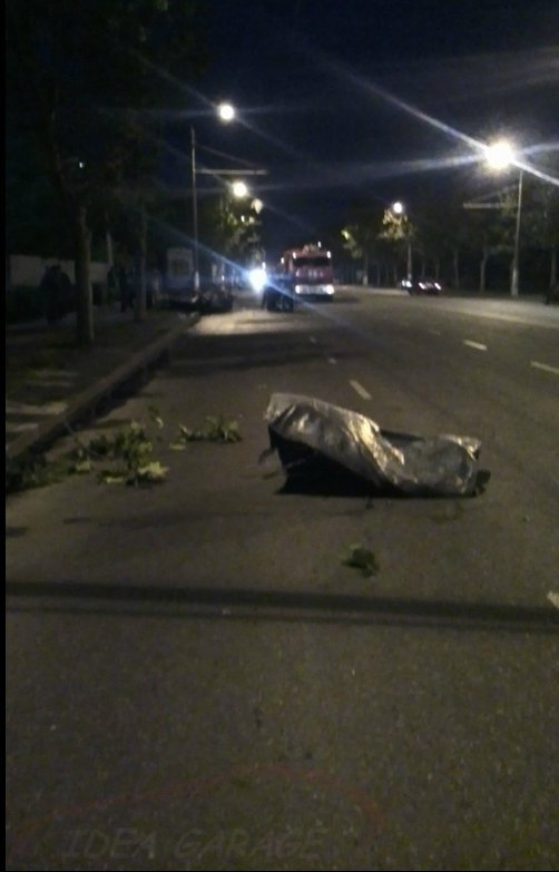 В Одессе от взрыва машины крыша багажника повисла на троллейбусных проводах (ФОТО) (фото) - фото 1 В Одессе от взрыва машины крыша багажника повисла на троллейбусных проводах (ФОТО) (фото) - фото 1