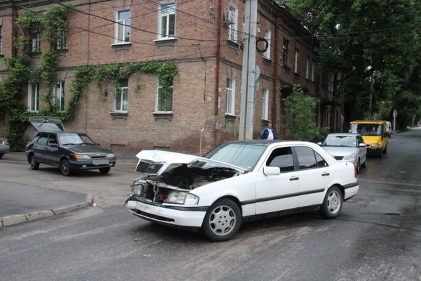 Вчера в Кировограде столкнулись две иномарки (фото) - фото 2 Вчера в Кировограде столкнулись две иномарки (фото) - фото 2
